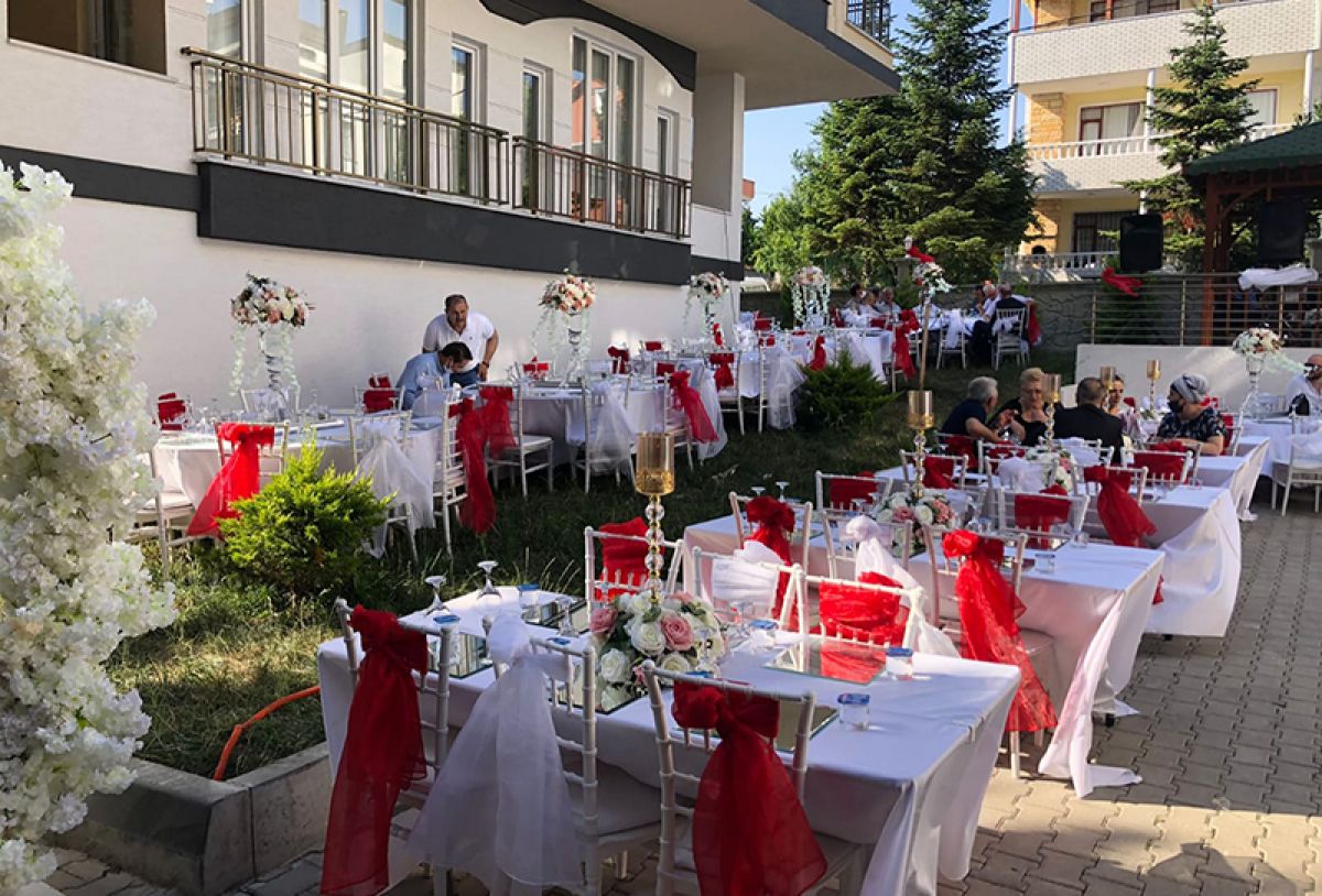 Bahçede Muhteşem Düğün Ve Kına Organizasyonu İçin A'dan Z'ye Kurulum